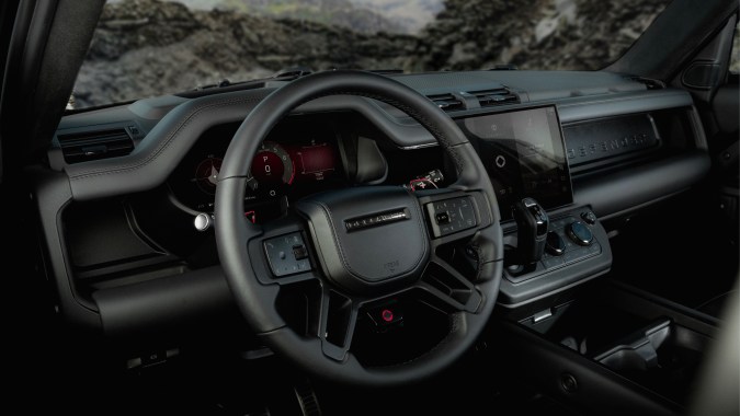 Land Rover Defender OCTA Black predomina el negro en el exterior e interior.