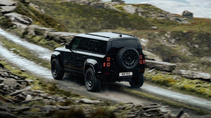 Land Rover Defender OCTA Black llega para los que aman los colores oscuros.