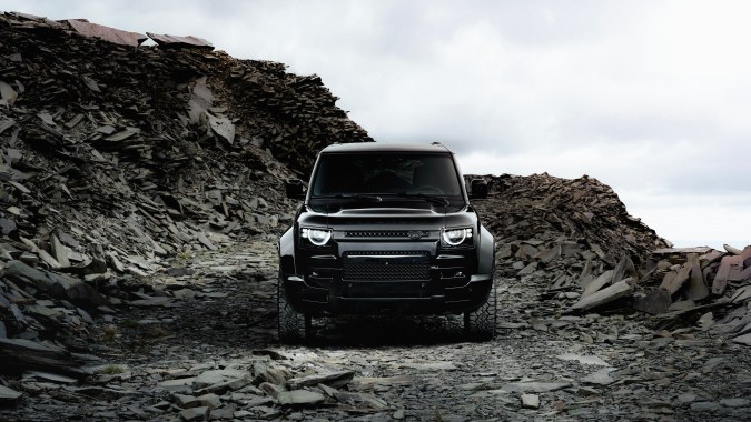 Land Rover Defender OCTA Black será el vehículo oficial de la banda Oasis.