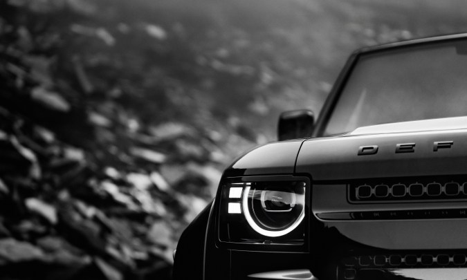 Land Rover Defender OCTA Black llega con actitud de rock star.