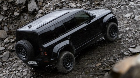 Land Rover Defender OCTA Black se estrena con más lujo.