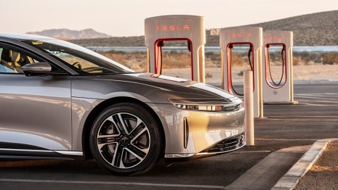 Los autos Lucid ahora pueden cargar en cargadores de Tesla