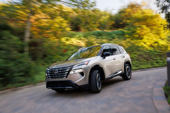 Verifica tu Nissan en la NHTSA por recall de motor 2025.