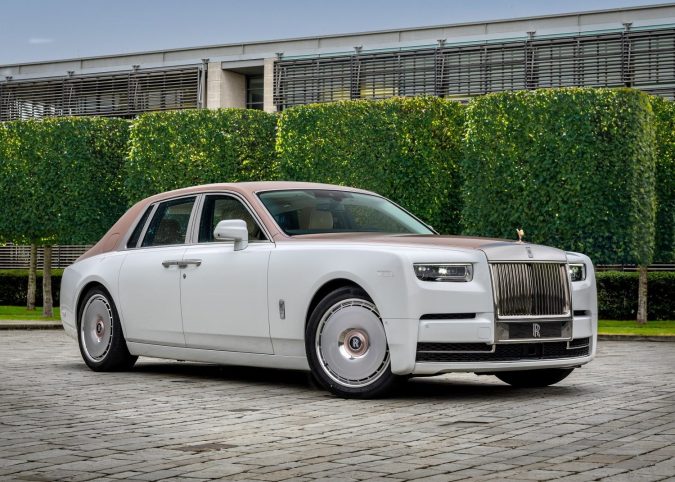 Descubre el Rolls-Royce Phantom Dentelle, un auto de lujo con bordados únicos.