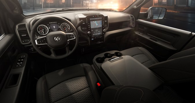 Ram 2500 Heavy Duty Black Express 2026 tiene un interior más deportivo.