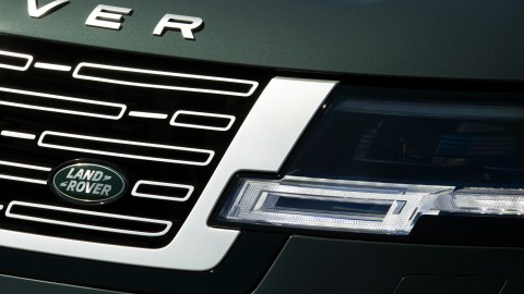 Descubre el nuevo logo de Range Rover: minimalismo y electrificación en foco.