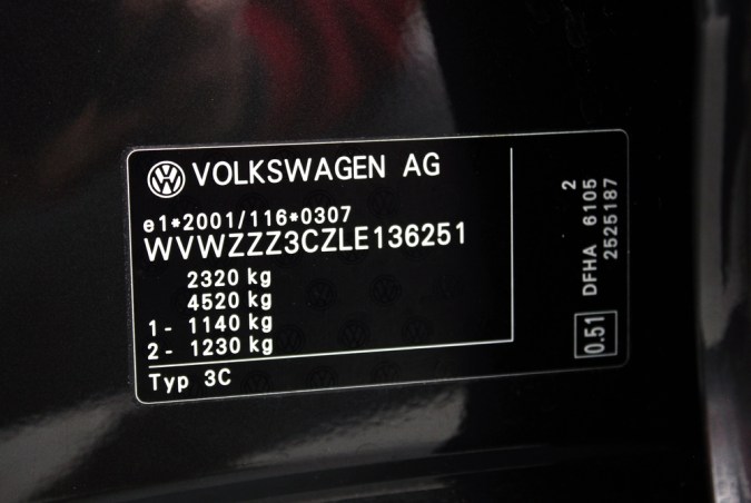 Usa VINCheck y revisa documentos para comprar un auto seguro.