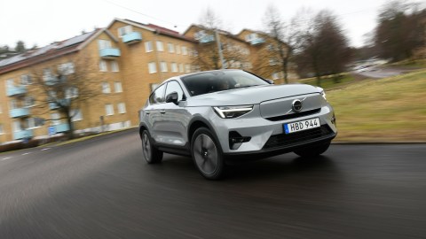Volvo advierte sobre fallo de frenos en EVs: actualiza tu vehículo ahora.