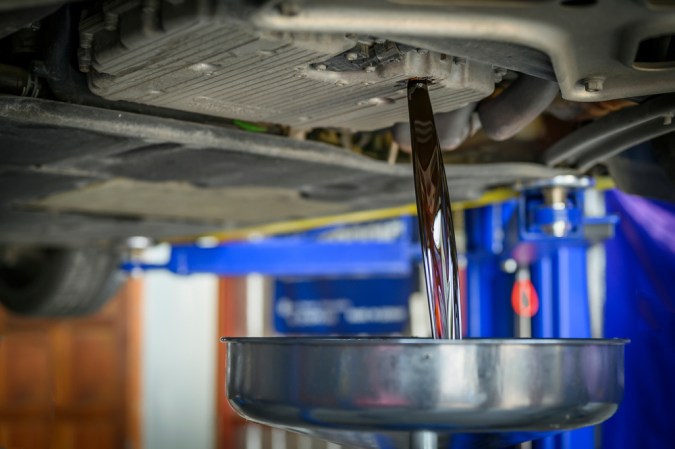 Aprende la diferencia entre flush y cambio de fluido para cuidar tu auto.