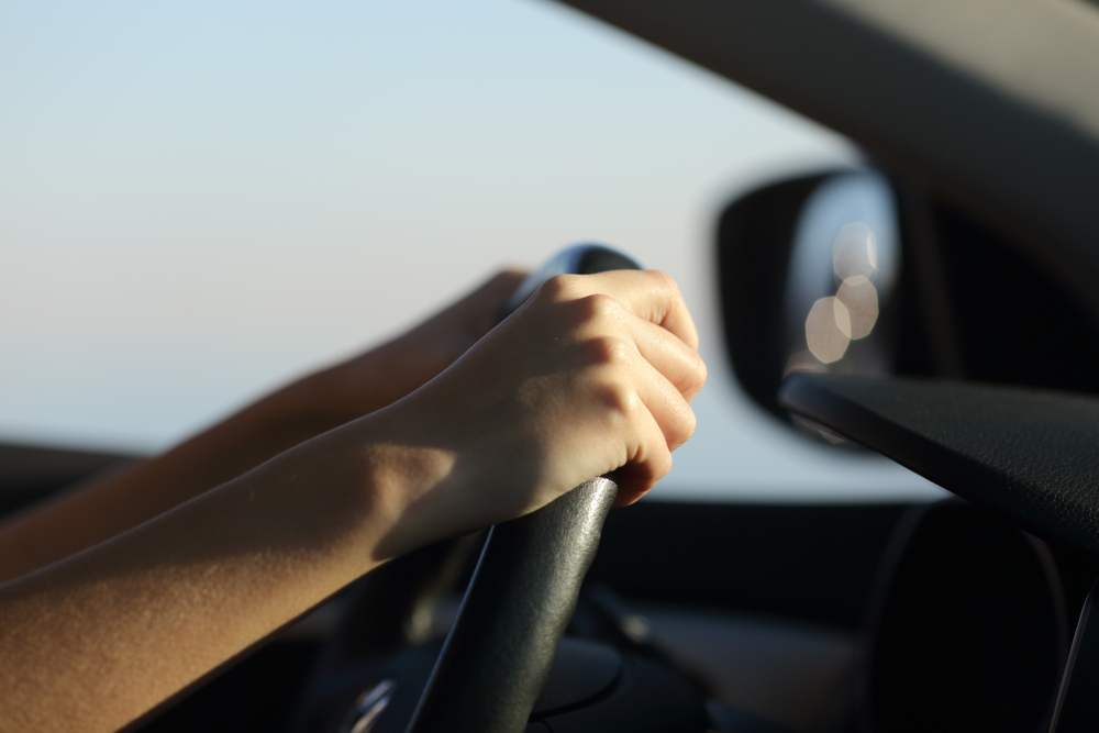 Conoce la HB1549: multas y cárcel por prestar autos a menores sin licencia.