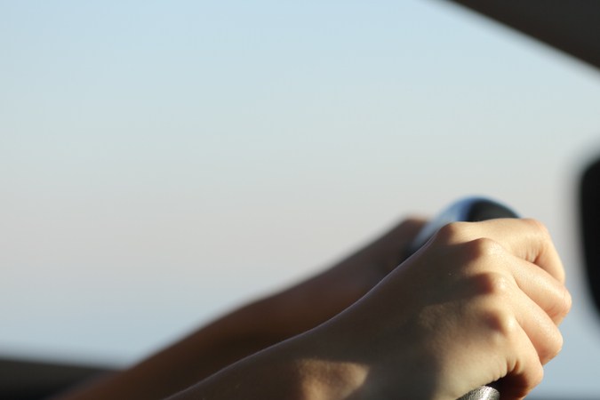 Conoce la HB1549: multas y cárcel por prestar autos a menores sin licencia.