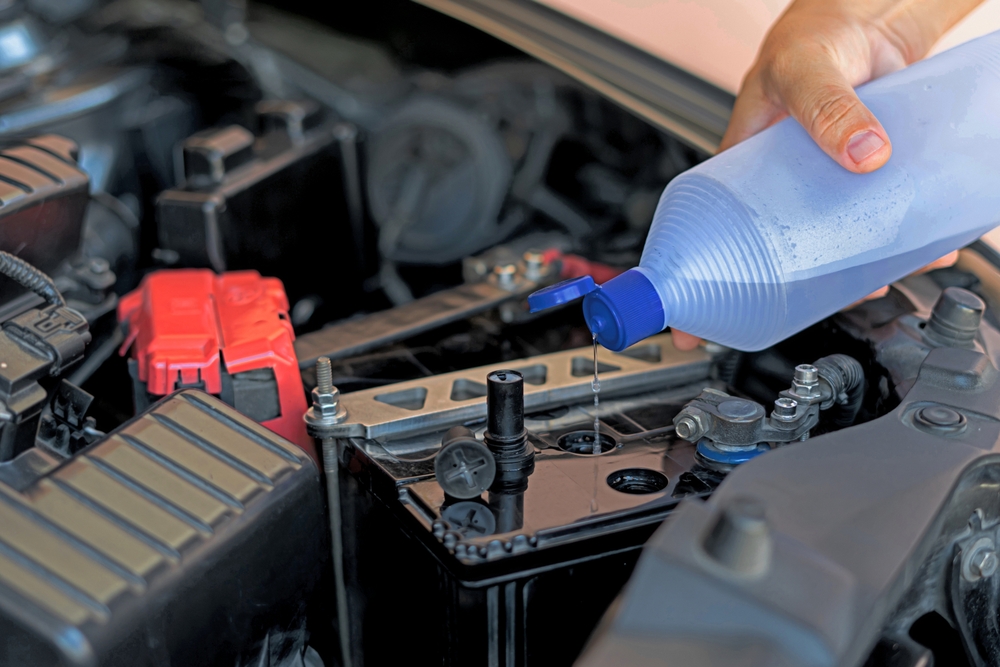 Cuida la batería de tu auto con el líquido adecuado.