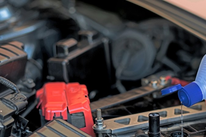 Cuida la batería de tu auto con el líquido adecuado.