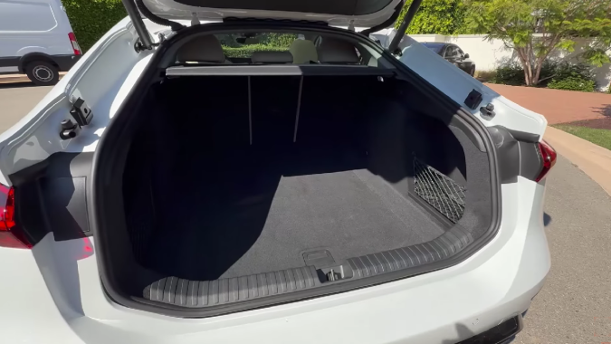 Audi A6 Sportback e-tron 2025 tiene un gran espacio en el maletero.