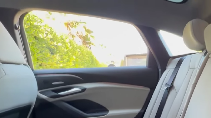 Audi A6 Sportback e-tron 2025 tiene asientos traseros cómodos.