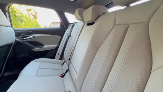 Audi A6 Sportback e-tron 2025 tiene asientos traseros cómodos.