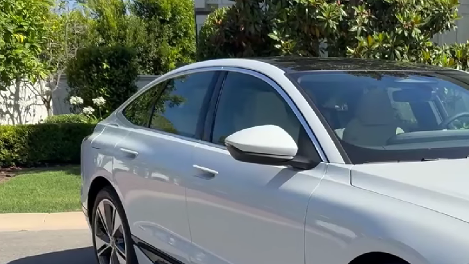 Audi A6 Sportback e-tron 2025 tiene un diseño deportivo y lujoso.