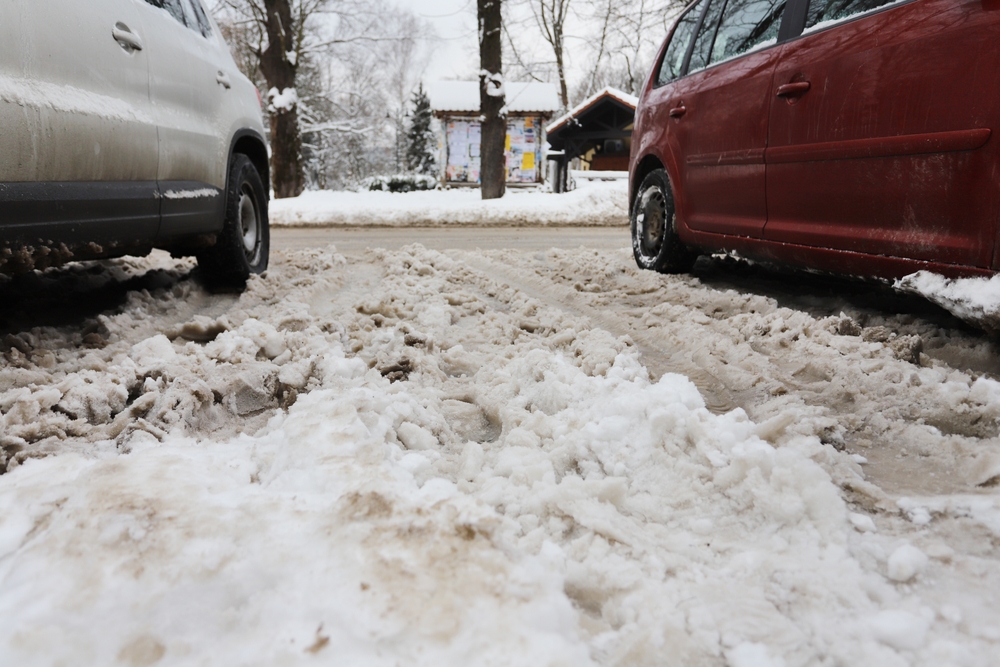 Usa arena para salir de barro o nieve: tips prácticos para conductores.