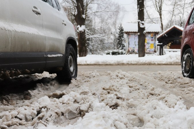 Usa arena para salir de barro o nieve: tips prácticos para conductores.