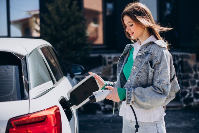 Estudio revela fallos en autos híbridos enchufables en 2025.
