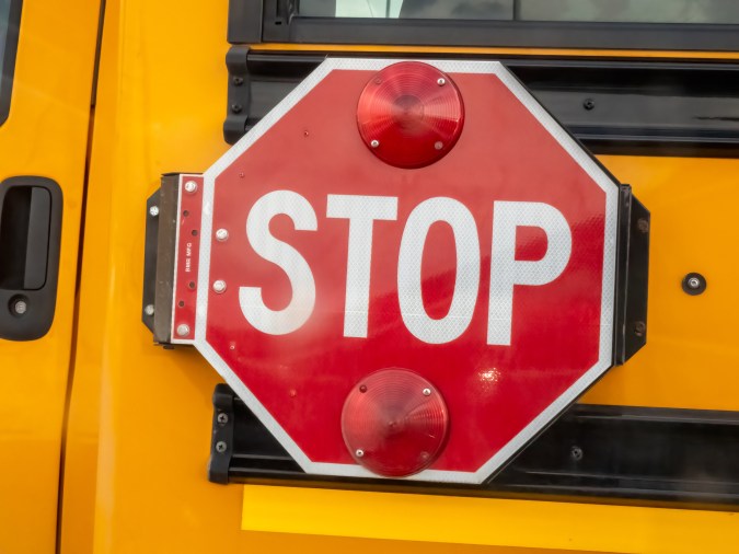 autobús escolar detenido