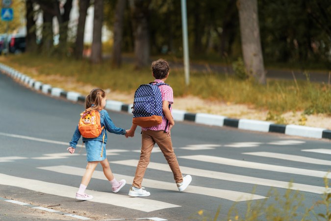niños cruzando la calle