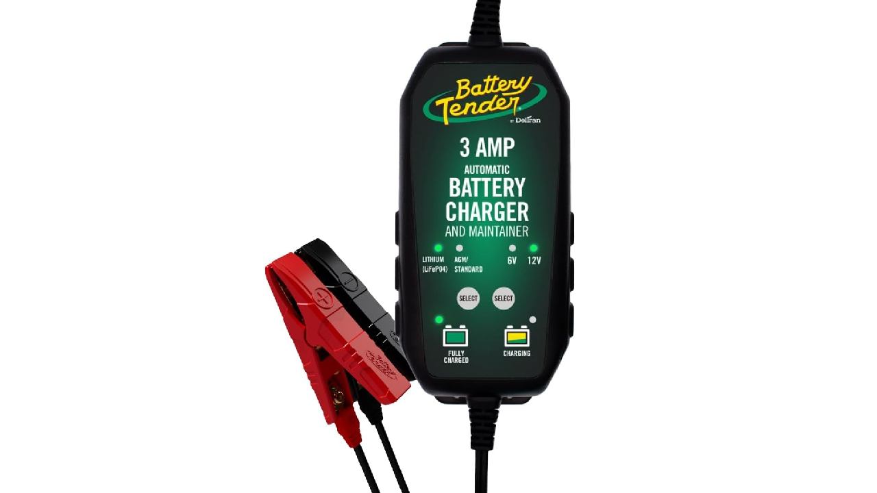 Cargador de batería para autos Battery Tender de 3 amperios es uno de los más potentes y prácticos del mercado.