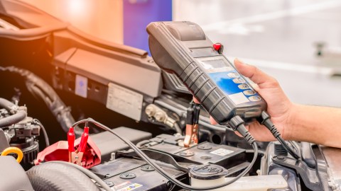 En casa es importante tener un cargador de batería para autos.