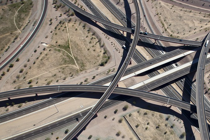 Cómo adelantar un vehículo en carreteras de forma legal y sin riesgos.