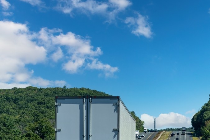 Aprende las reglas para adelantar autos en EE. UU. y conduce seguro.