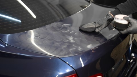 Cera líquida vs. cera en pasta: ¿cuál protege mejor la pintura de tu auto?