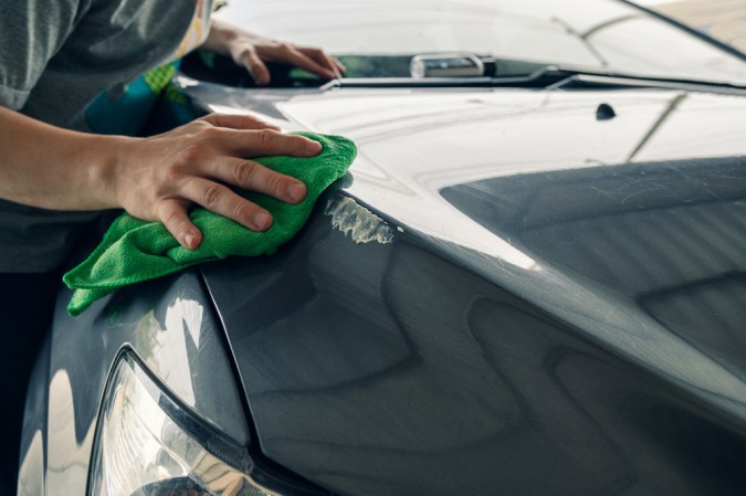 Protege tu auto con cera: compara líquida y pasta para mejores resultados.