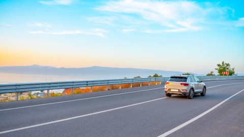 conducir por el medio de la vía