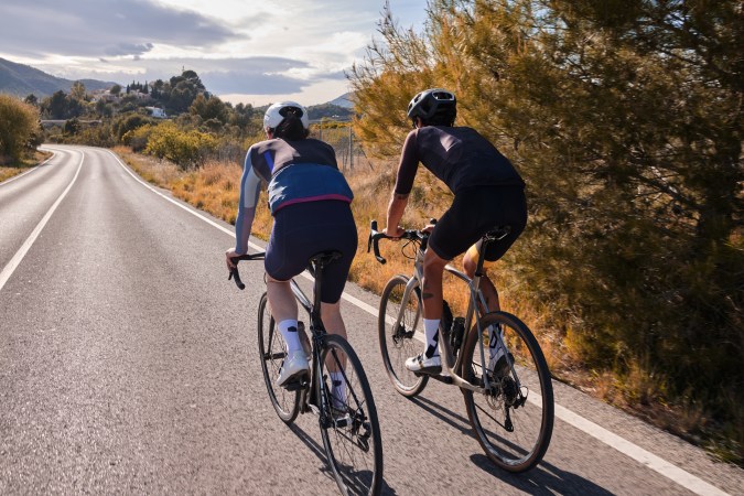 ciclistas en la vía