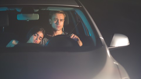 Evita la somnolencia al volante con estos consejos prácticos.