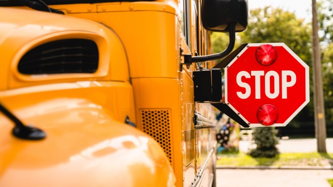 señales de tránsito en zonas escolares
