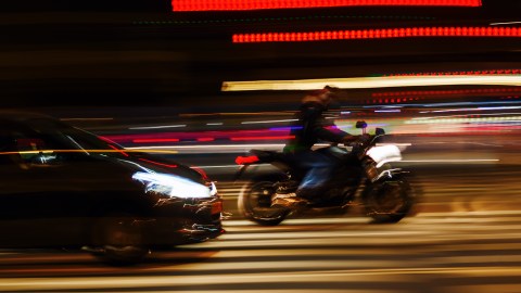 conducir motocicletas de noche