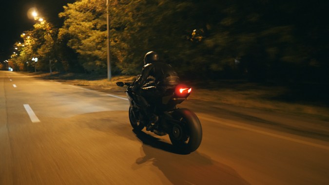 cómo conducir motos de noche