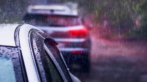 conducir bajo la lluvia