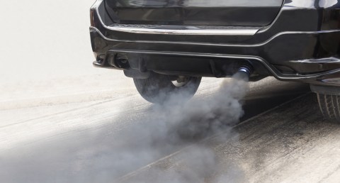 humo saliendo del tuvo de escape