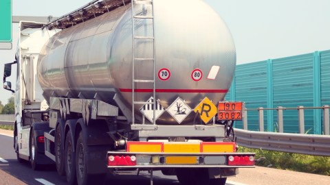 vehículo de carga de materiales peligrosos