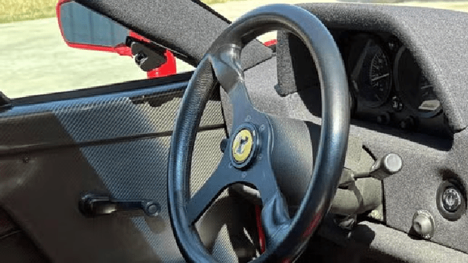 Ferrari F40 tiene un interior minimalista.