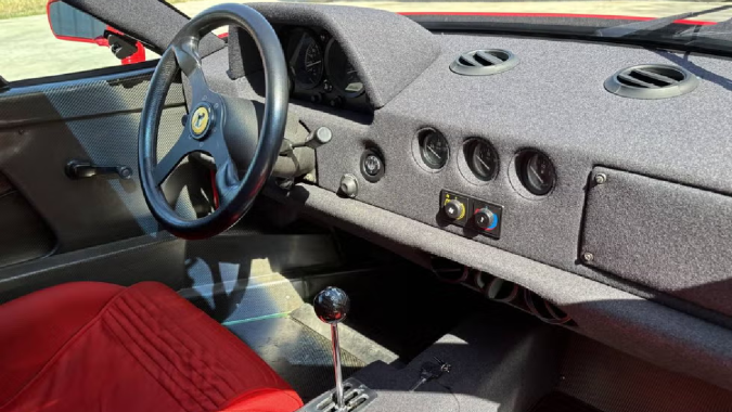Ferrari F40 tiene un interior minimalista.