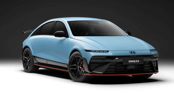 Hyundai Ioniq 6 N tiene varios elementos aerodinámicos que suman a la potencia y estabilidad del auto.