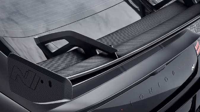 Hyundai Ioniq 6 N tiene disponible un gran alerón de competencia.