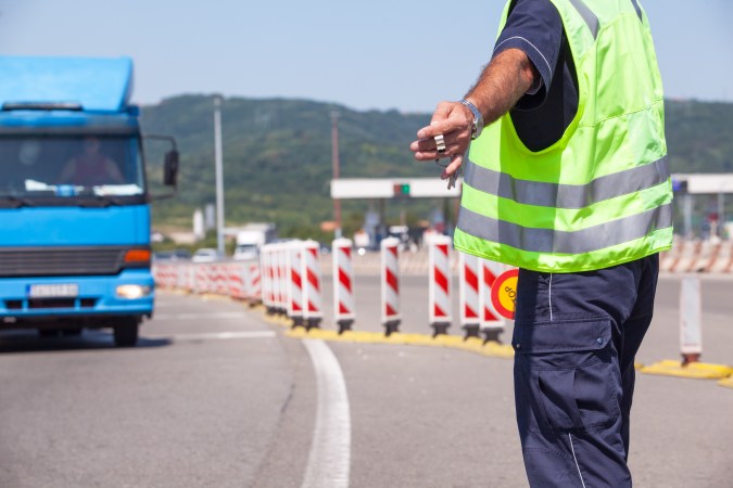 inspección de camión por las autoridades