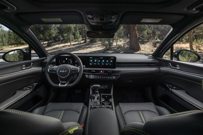 Kia K5 2026: Conoce las cinco versiones y sus características premium.
