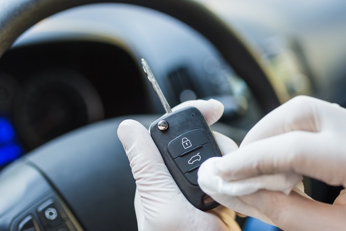 Llaves de coche sucias: Un riesgo que puedes prevenir hoy.