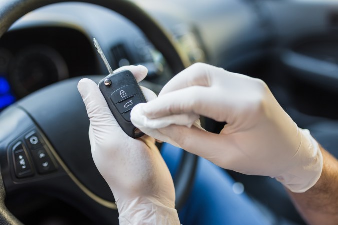 Llaves de coche sucias: Un riesgo que puedes prevenir hoy.