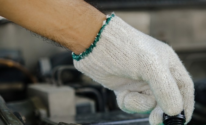Pasos simples para rellenar el líquido de la batería del auto.